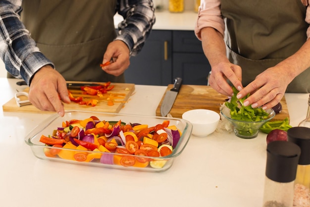 Zespół przygotowujący potrawy w kuchni